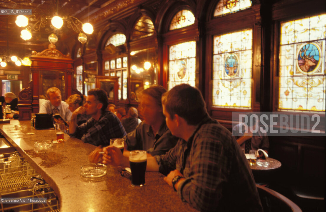IRLANDA , DUBLINO : PUB STAGS HEAD   - © 2002 Graziano Arici/Rosebud2 / GEO / BIRRA
