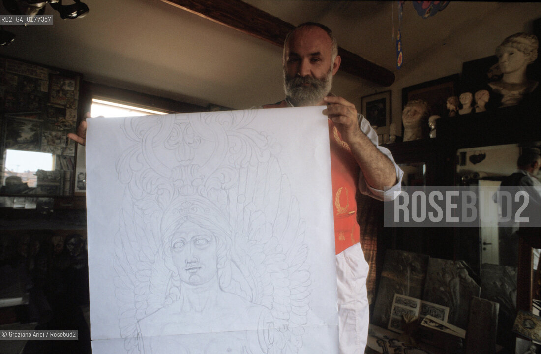 IL DISEGNATORE GUERINO GIANO LOVATO CON UNO DEI BOZZETTI PER LA DECORAZIONE DEL NUOVO GRAN TEATRO LA FENICE - @ 2002 Graziano Arici/Rosebud2 / RICOSTRUZIONE / DISEGNO