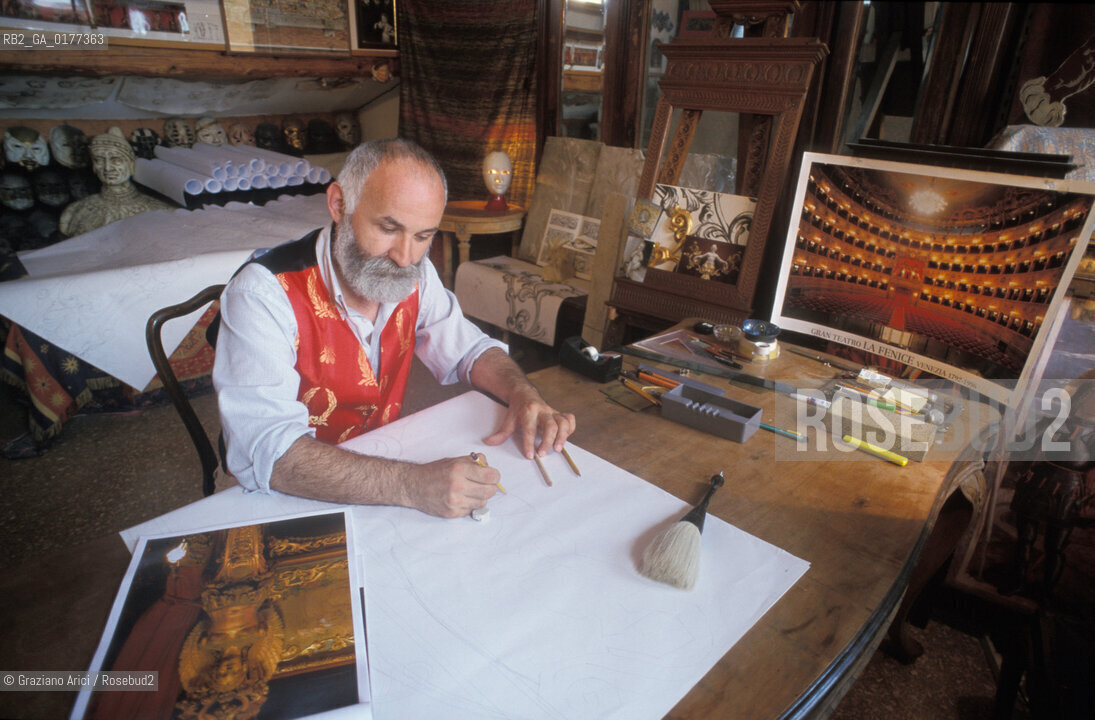 IL DISEGNATORE GUERINO GIANO LOVATO CON UNO DEI BOZZETTI PER LA DECORAZIONE DEL NUOVO GRAN TEATRO LA FENICE - @ 2002 Graziano Arici/Rosebud2 / RICOSTRUZIONE / DISEGNO