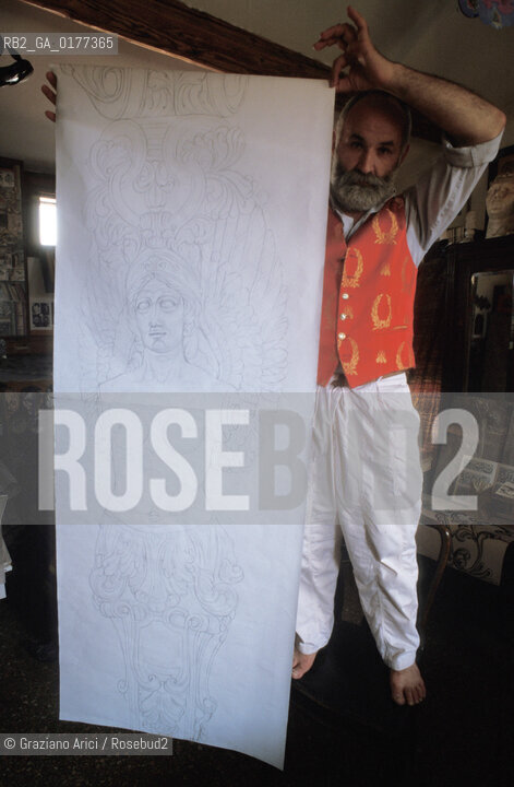 IL DISEGNATORE GUERINO GIANO LOVATO CON UNO DEI BOZZETTI PER LA DECORAZIONE DEL NUOVO GRAN TEATRO LA FENICE - @ 2002 Graziano Arici/Rosebud2 / RICOSTRUZIONE / DISEGNO