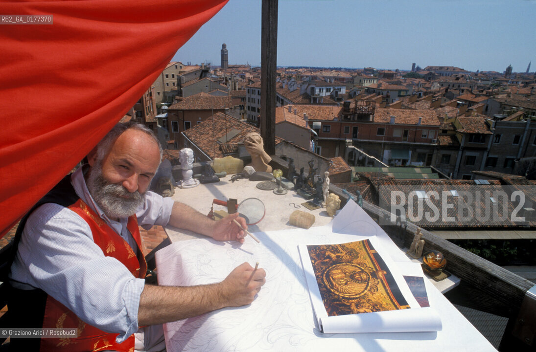 IL DISEGNATORE GUERINO GIANO LOVATO CON UNO DEI BOZZETTI PER LA DECORAZIONE DEL NUOVO GRAN TEATRO LA FENICE - @ 2002 Graziano Arici/Rosebud2 / RICOSTRUZIONE / DISEGNO