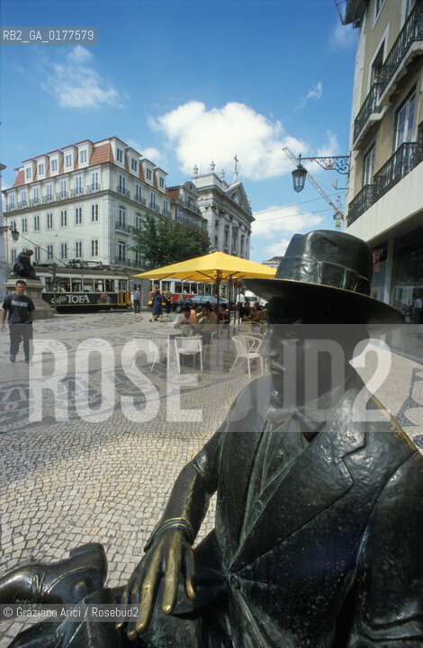 PORTOGALLO, LISBONA : LARGO DO CHIADO - CAFFE BRASILEIRA -  STATUA DI FERNANDO PESSOA -  @ 2002 Graziano Arici/Rosebud2 / LETTERATURA / GEO
