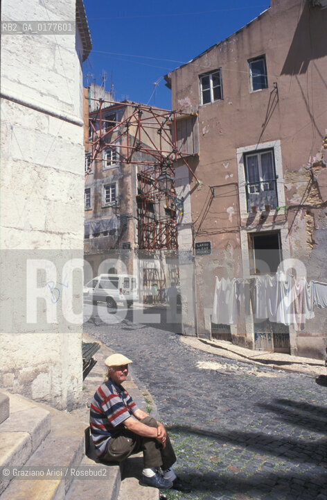 PORTOGALLO, LISBONA : PIAZZA NEL QUARTIERE DI ALFAMA    @ 2002 Graziano Arici/Rosebud2 / GEO