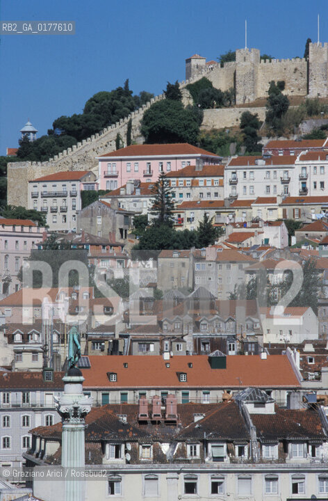 PORTOGALLO, LISBONA :LA CITTA E IL CASTELLO VISTI DAL MIRADOURO DE SANTA JUSTA    @ 2002 Graziano Arici/Rosebud2 / GEO