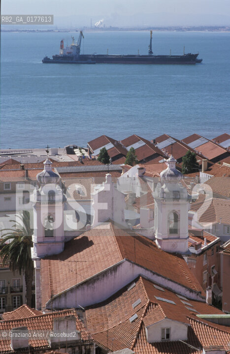 PORTOGALLO, LISBONA :VISTA DEL QUARTIERE DI ALFAMA    @ 2002 Graziano Arici/Rosebud2 / GEO