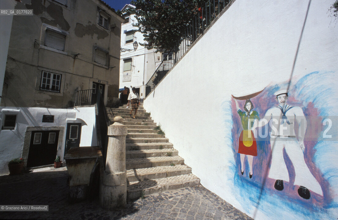 PORTOGALLO, LISBONA : STRADA NEL QUARTIERE DI ALFAMA    @ 2002 Graziano Arici/Rosebud2  / GEO