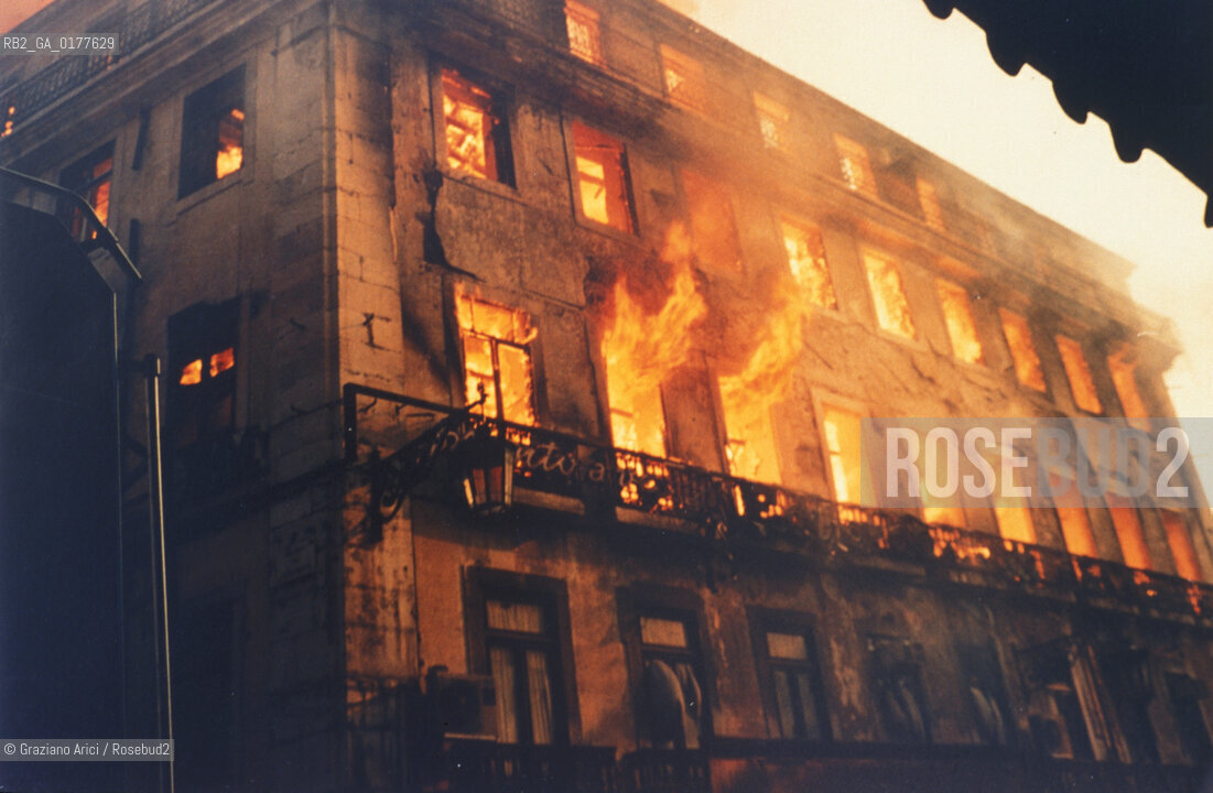 PORTOGALLO, LISBONA : INCENDIO NEL QUARTIERE DI CHIADO ( 1998 )  @ REPRODUCTED 2002 Graziano Arici/Rosebud2  / GEO