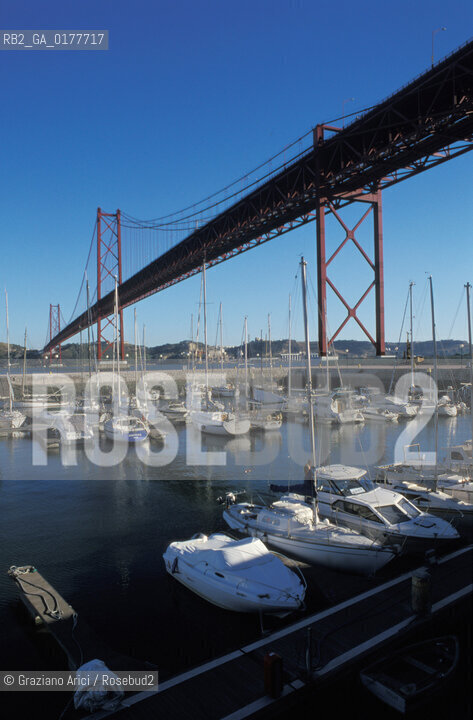 PORTOGALLO, LISBONA : PORTICCIOLO CON IL PONTE 25 DE ABRIL    @ 2002 Graziano Arici/Rosebud2  / GEO