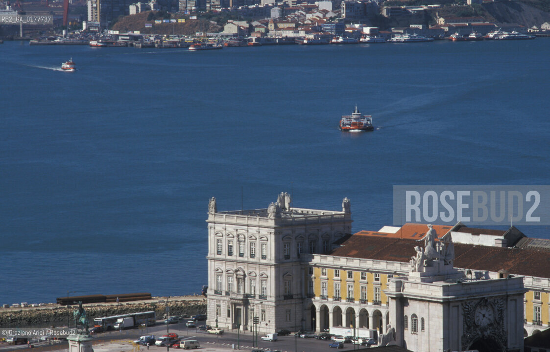 PORTOGALLO, LISBONA : PRACA DO COMERCIO VISTA DAL CASTELLO SAO JORGE    @ 2002 Graziano Arici/Rosebud2 / FIUME TAGO / GEO