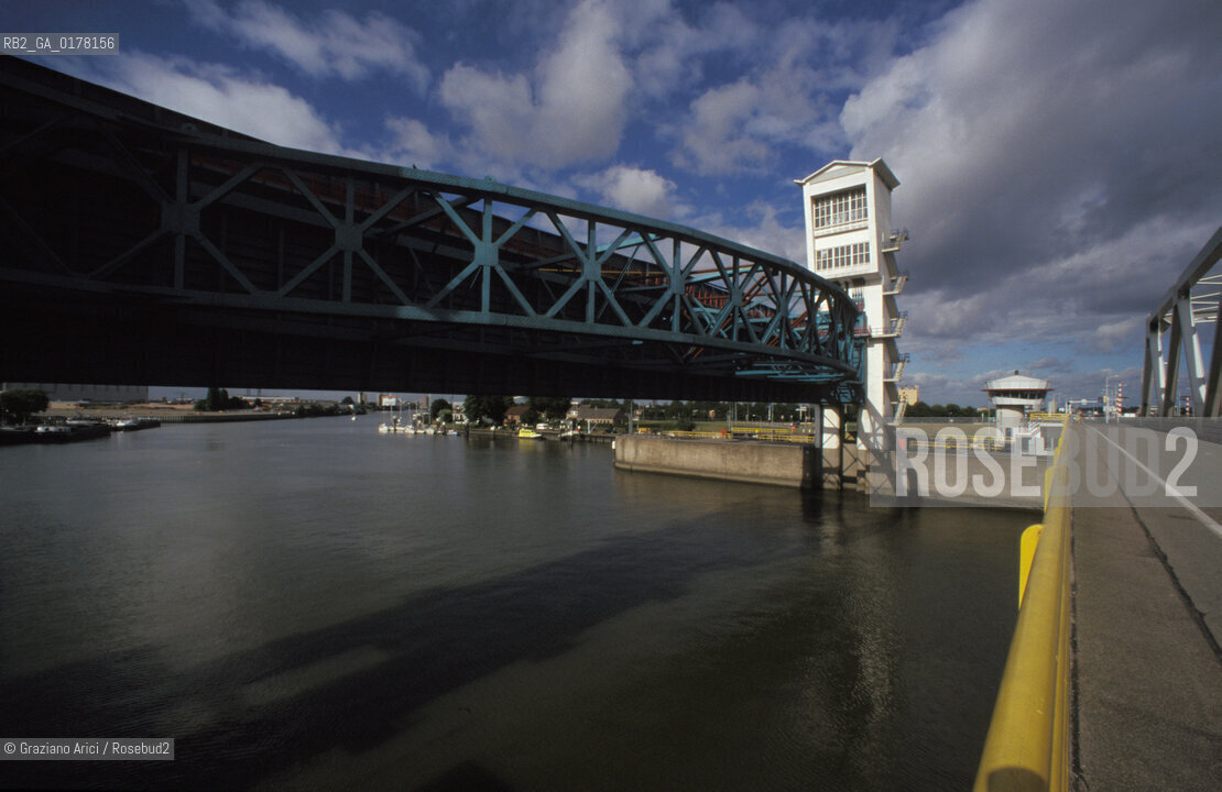 OLANDA , ROTTERDAM : LA DIGA DI PROTEZIONE SULLA MOSA  -  © 2002 Graziano Arici/Rosebud2  / GEO
