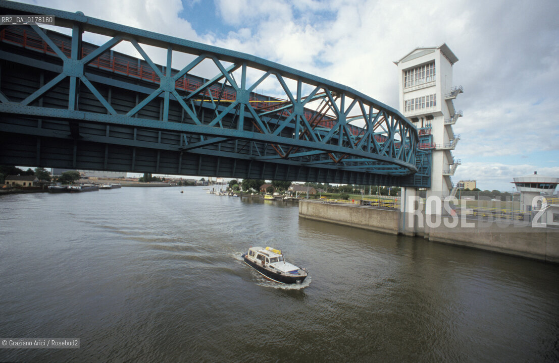 OLANDA , ROTTERDAM : LA DIGA DI PROTEZIONE SULLA MOSA  -  © 2002 Graziano Arici/Rosebud2  / GEO