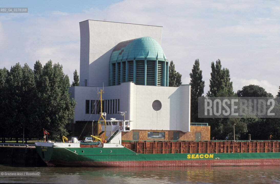 OLANDA , ROTTERDAM : IL PORTO - ENTRATA DEL TUNNEL SOTTO LA MOSA   -  © 2002 Graziano Arici/Rosebud2 / ARCHITETTURA MODERNA / GEO