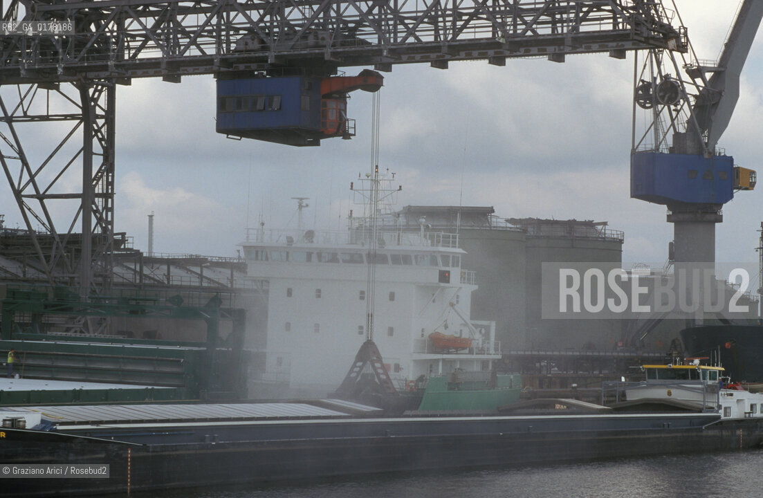 OLANDA , ROTTERDAM : IL PORTO - PIATTAFORME PETROLIFERE  -   -  © 2002 Graziano Arici/Rosebud2 / NAVE / GEO