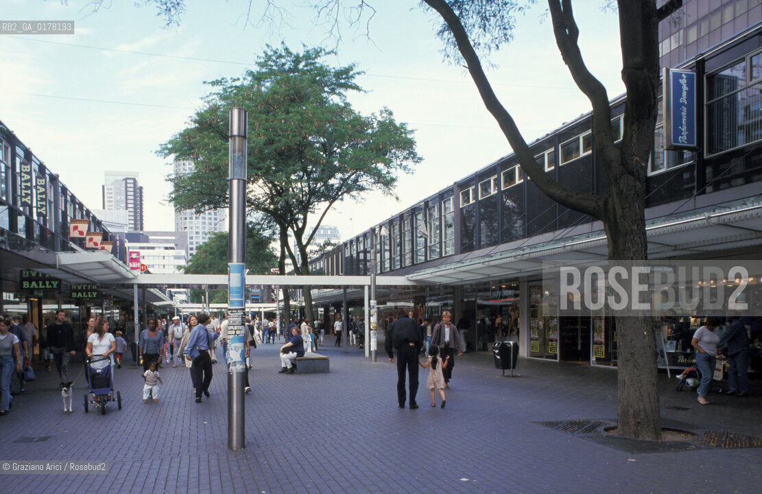 OLANDA , ROTTERDAM : UNA STRADA DEL CENTRO COMMERCIALE LIJNBAAN -  © 2002 Graziano Arici/Rosebud2 / ARCHITETTURA CONTEMPORANEA / GEO