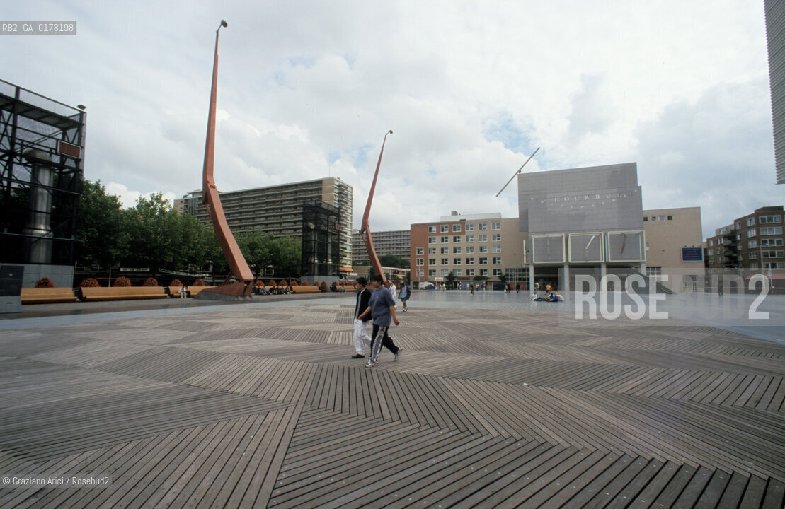 OLANDA , ROTTERDAM :PIAZZA SCHOUWBURGPLEIN DELLARCHITETTO ADRIAAN GEUZE -  © 2002 Graziano Arici/Rosebud2 / ARCHITETTURA CONTEMPORANEA / GEO