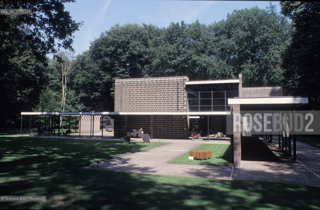 OLANDA , (GELDERLAND) :PARCO DI HOGE VELUWE - IL MUSEO RIJKSMUSEUM KROLLER-MULLER  DELLARCHITETTO H. VAN DE VELDE -  © 2002 Graziano Arici/Rosebud2 / PARCO / GIARDINO / ARCHITETTURA MODERNA / GEO