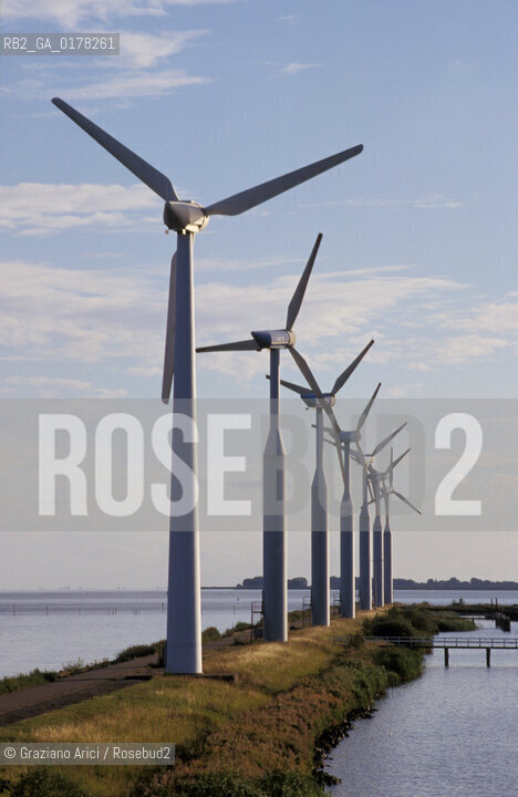 OLANDA , (NOORD-HOLLAND) ENKHUIZEN : MULINI PER LENERGIA EOLICA  -  © 2002 Graziano Arici/Rosebud2  / GEO