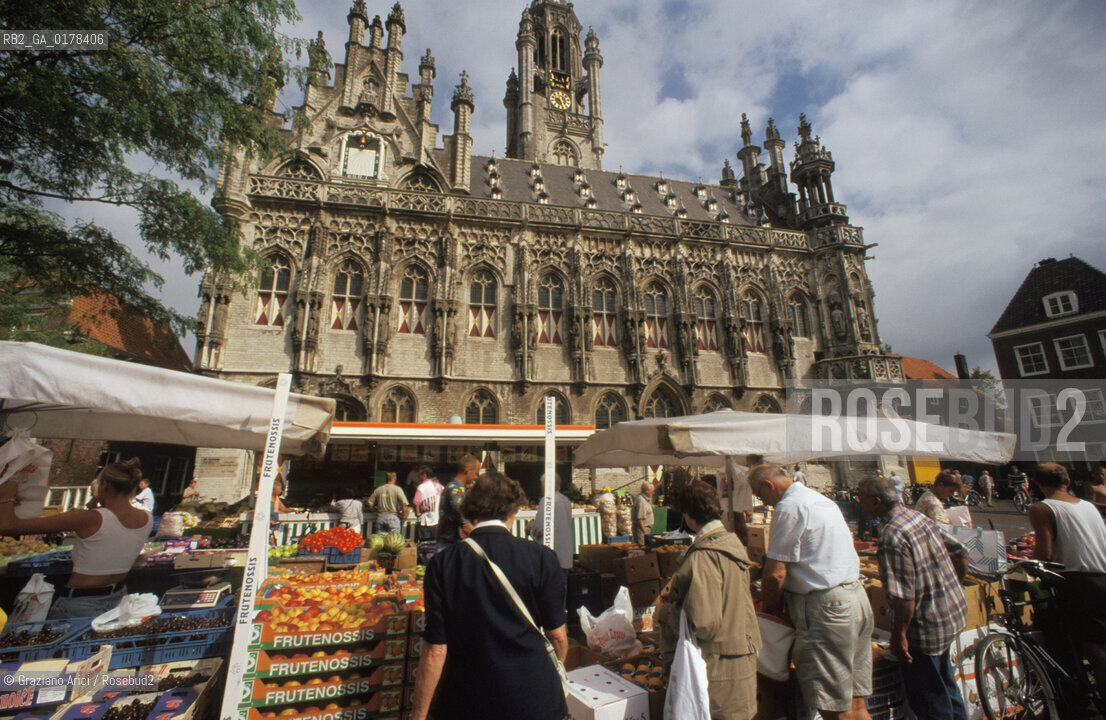 OLANDA , (ZEELAND) MIDDELBURG : IL MERCATO IN MARKTPLEIN DAVANTI ALLO STADTHUIS  -  © 2002 Graziano Arici/Rosebud2 / GEO