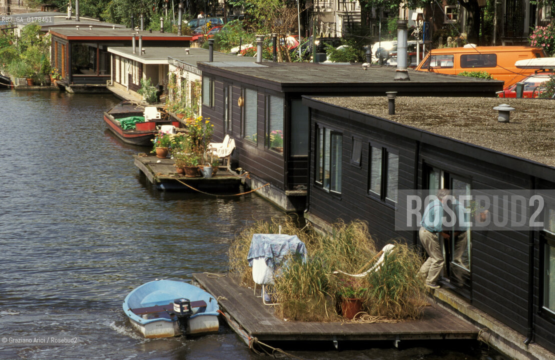 OLANDA , AMSTERDAM : CASE SULLACQUA  -  © 2002 Graziano Arici/Rosebud2 / CASA / GEO