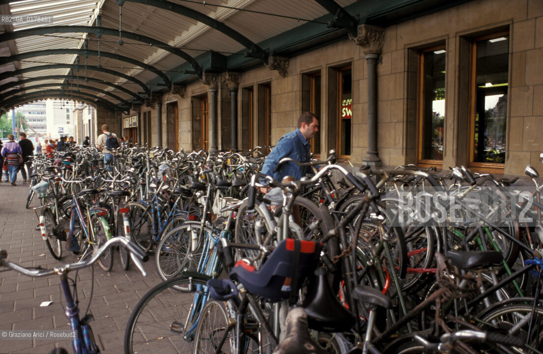 OLANDA , AMSTERDAM : STAZIONE CENTRALE -  © 2002 Graziano Arici/Rosebud2 / BICICLETTA / GEO