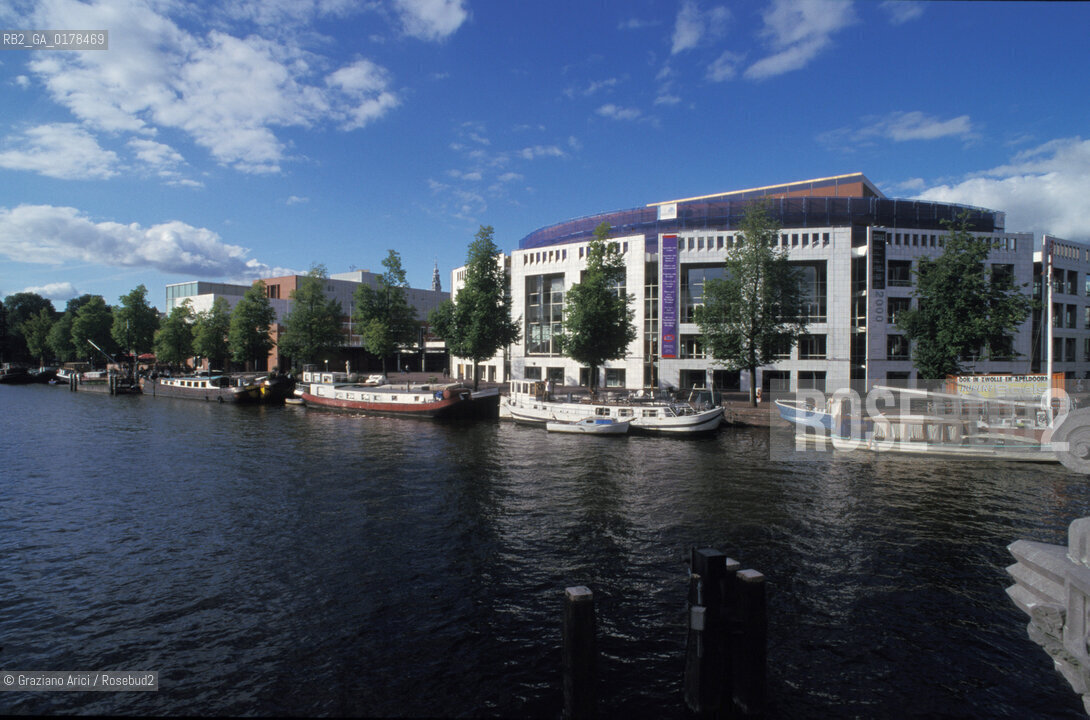 OLANDA , AMSTERDAM : IL CANALE AMSTEL E IL TEATRO DELLOPERA -  © 2002 Graziano Arici/Rosebud2  / GEO