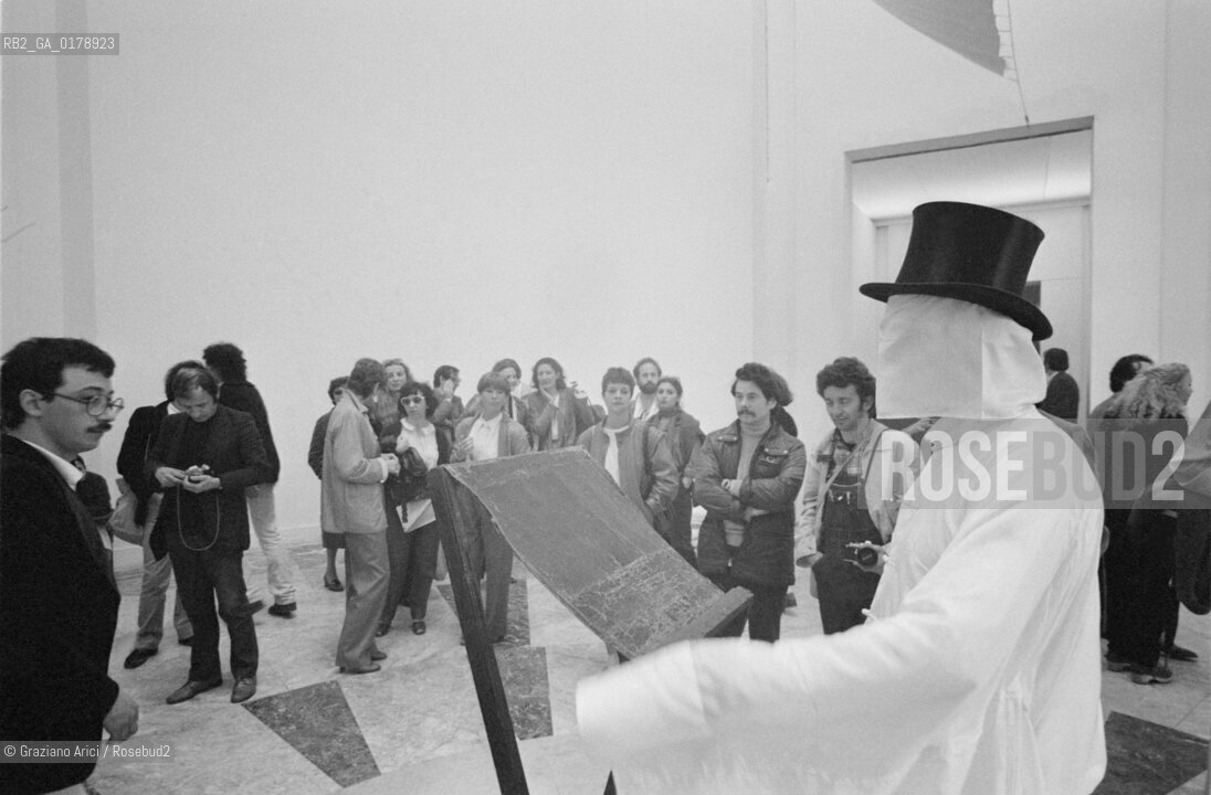 THE PERFORMER ARTIST JAMES LEE BYARS AT THE XXXIX INTERNATIONAL ART EXHIBITION IN VENICE  -   1980 © ARCHIVIO Graziano Arici/Rosebud2  / ARTE / PERFORMER / BIENNALE DARTE
