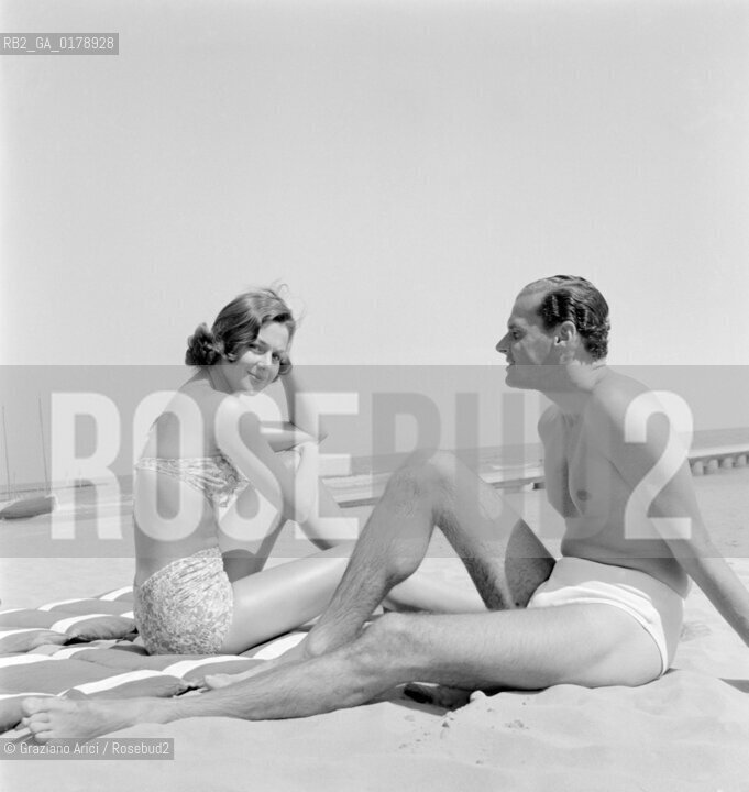 THE COUNTESS CONSUELO CRESPI ( CONSUELO O CONNOR ) WITH VALERIAN RYBAR AT VENICE LIDO BEACH - 1955 - © ARCHIVIO Graziano Arici/Rosebud2  / NOBILTA / CONTE / SPIAGGIA