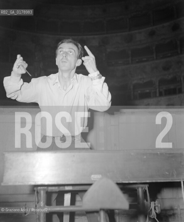 THE CONDUCTOR IGOR MARKEVICH AT THE LA FENICE THEATRE DURING THE REHEARSAL OF THE ORPHEUS BY IGOR STRAVINSKIJ - VENICE - 1948 © ARCHIVIO Graziano Arici/Rosebud2  / MUSICA / DIRETTORE DORCHESTRA / TEATRO LA FENICE