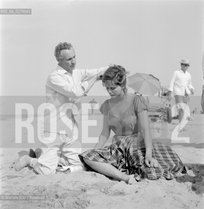 THE ACTRESS CLAUDIA CARDINALE ON THE SET OF THE FILM  LA RAGAZZA CON LA VALIGIA DIRECTED BY VITTORIO ZURLINI - 1960 - CERVIA - © ARCHIVIO Graziano Arici/Rosebud2  / CINEMA / ATTORE / SET