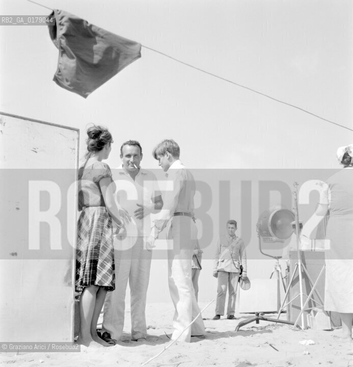 THE ACTRESS CLAUDIA CARDINALE WITH THE ACTOR JACQUES PERRIN AND THE DIRECTOR VITTORIO ZURLINI ON THE SET OF THE FILM  LA RAGAZZA CON LA VALIGIA DIRECTED BY VITTORIO ZURLINI - 1960 - CERVIA - © ARCHIVIO Graziano Arici/Rosebud2  / CINEMA / ATTORE / REGISTA / SET