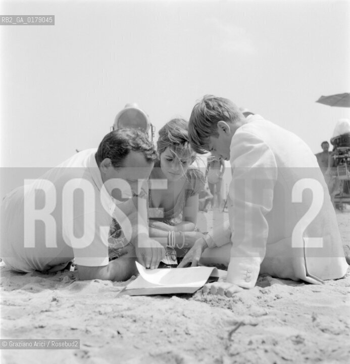 THE ACTRESS CLAUDIA CARDINALE WITH THE ACTOR JACQUES PERRIN AND THE DIRECTOR VITTORIO ZURLINI ON THE SET OF THE FILM  LA RAGAZZA CON LA VALIGIA DIRECTED BY VITTORIO ZURLINI - 1960 - CERVIA - © ARCHIVIO Graziano Arici/Rosebud2  / CINEMA / ATTORE / REGISTA / SET
