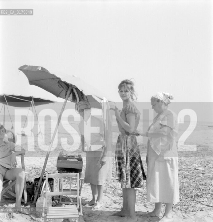 THE ACTRESS CLAUDIA CARDINALE ON THE SET OF THE FILM  LA RAGAZZA CON LA VALIGIA DIRECTED BY VITTORIO ZURLINI - 1960 - CERVIA - © ARCHIVIO Graziano Arici/Rosebud2  / CINEMA / ATTORE / SET