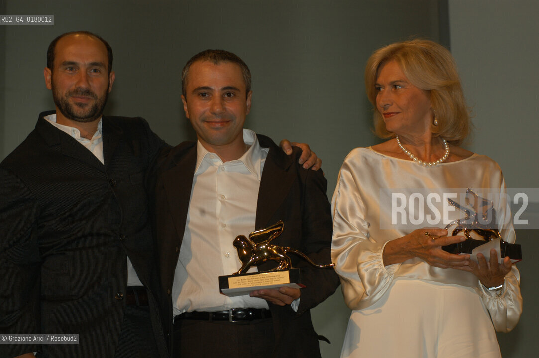 08/09/02 - 59. INTERNATIONAL FILM FESTIVAL IN VENICE LIDO - THE PRIZE LION OF THE FUTURE EX-AEQUO  - FILM  DUE AMICI  DIRECTORS SPIRO SCIMONE AND FRANCESCO SFRAMELI AND  ROGER DODGER DIRECTOR DYLAN KIDD  - © 2002 Graziano Arici/Rosebud2  - MOSTRA DEL CINEMA / PREMIO VENEZIA OPERA PRIMA LEONE DEL FUTURO .