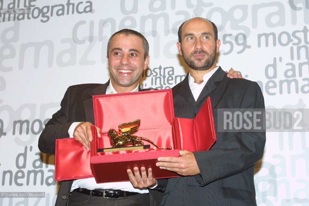 08/09/02 - 59. INTERNATIONAL FILM FESTIVAL IN VENICE LIDO - THE PRIZE LION OF THE FUTURE EX-AEQUO  - FILM  DUE AMICI  DIRECTORS SPIRO SCIMONE AND FRANCESCO SFRAMELI AND  ROGER DODGER DIRECTOR DYLAN KIDD  - © 2002 Graziano Arici/Rosebud2  - MOSTRA DEL CINEMA / PREMIO VENEZIA OPERA PRIMA LEONE DEL FUTURO .