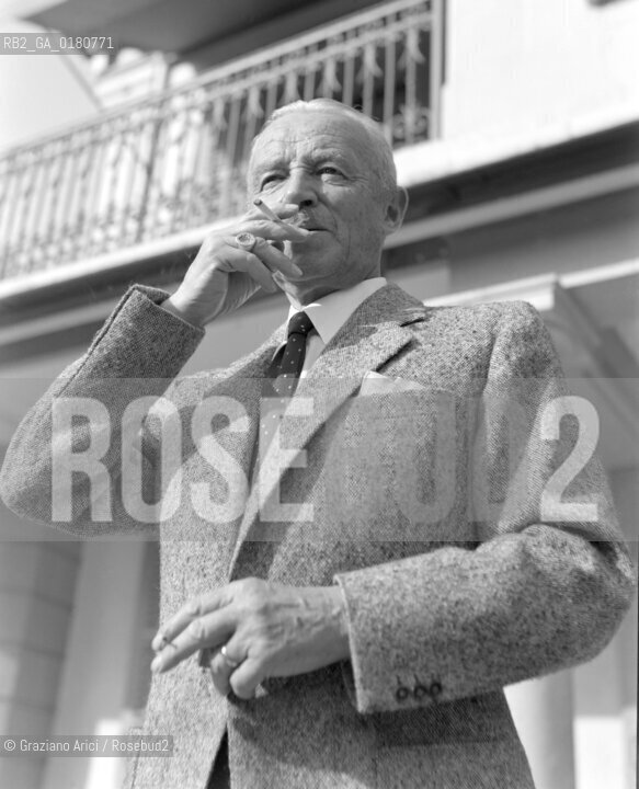 THE GENERAL OF THE SWISS ARMY HENRY GUISAN IN HIS VILLA VERTE RIVE IN PULLY (LAUSANNE) - 1947 - © ARCHIVIO Graziano Arici/Rosebud2  / MILITARE / GENERALE / SIGARETTA