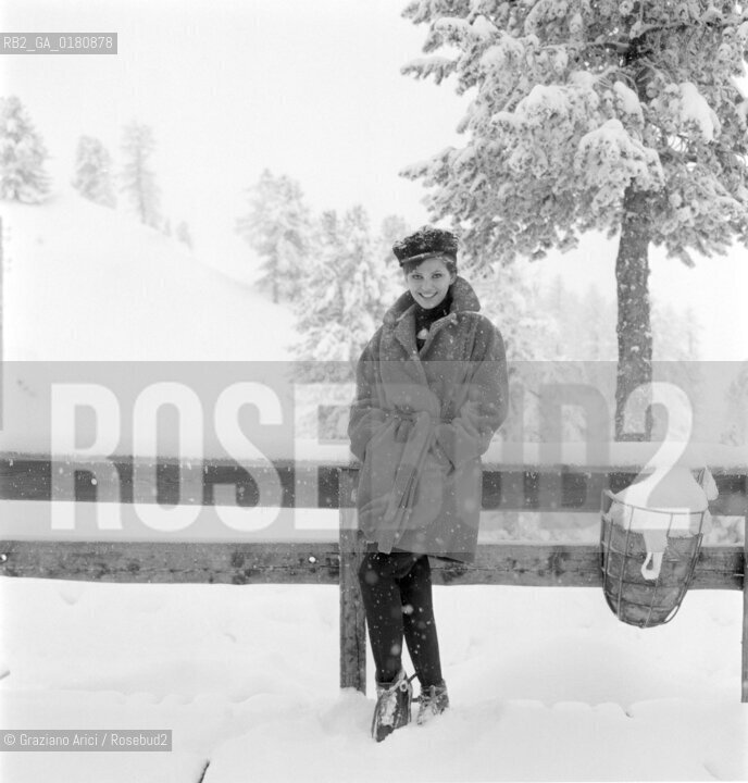 THE ACTRESS CLAUDIA CARDINALE IN CORTINA DAMPEZZO, ON THE SET OF THE MOVIE  THE PINK PANTHER  DIRECTED BY BLAKE EDWARDS - 1963 © ARCHIVIO Graziano Arici/Rosebud2  / CINEMA / ATTORE  / SET DEL FILM / NEVE