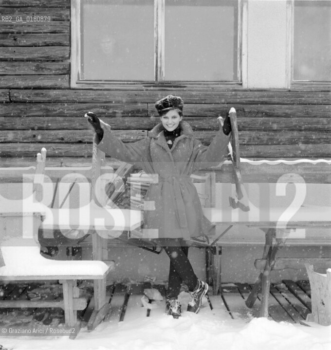 THE ACTRESS CLAUDIA CARDINALE IN CORTINA DAMPEZZO, ON THE SET OF THE MOVIE  THE PINK PANTHER  DIRECTED BY BLAKE EDWARDS - 1963 © ARCHIVIO Graziano Arici/Rosebud2  / CINEMA / ATTORE  / SET DEL FILM / NEVE