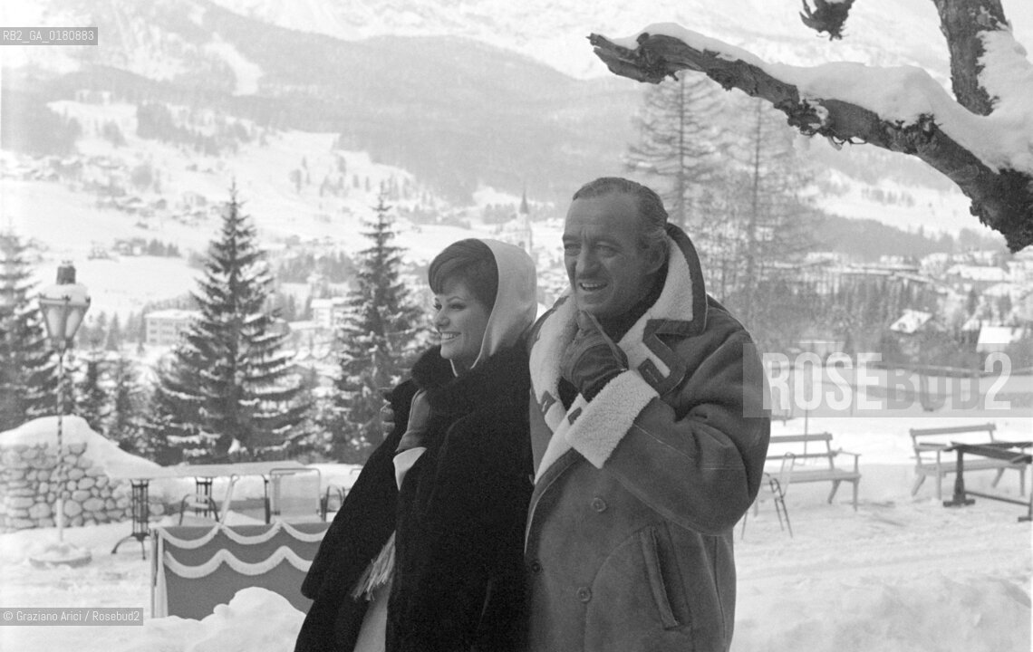THE ACTRESS CLAUDIA CARDINALE WITH THE ACTOR DAVID NIVEN IN CORTINA DAMPEZZO, ON THE SET OF THE MOVIE  THE PINK PANTHER  DIRECTED BY BLAKE EDWARDS - © ARCHIVIO Graziano Arici/Rosebud2  / CINEMA / ATTORE / SET DEL FILM