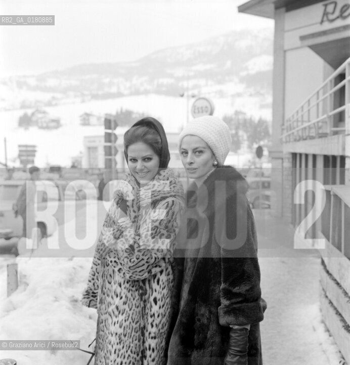 THE ACTRESS CLAUDIA CARDINALE WITH THE ACTRESS AND FASHION MODEL CAPUCINE IN CORTINA DAMPEZZO, ON THE SET OF THE MOVIE  THE PINK PANTHER  DIRECTED BY BLAKE EDWARDS - 1963 © ARCHIVIO Graziano Arici/Rosebud2  / CINEMA / ATTORE  / SET DEL FILM
