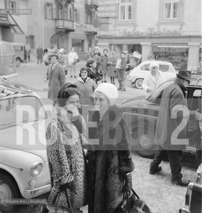 THE ACTRESS CLAUDIA CARDINALE WITH THE ACTRESS AND FASHION MODEL CAPUCINE IN CORTINA DAMPEZZO, ON THE SET OF THE MOVIE  THE PINK PANTHER  DIRECTED BY BLAKE EDWARDS - 1963 © ARCHIVIO Graziano Arici/Rosebud2  / CINEMA / ATTORE  / SET DEL FILM /