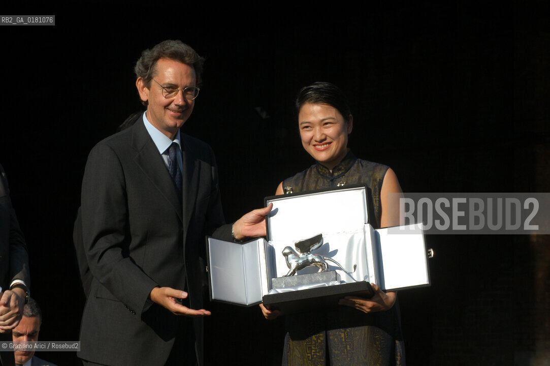 NEXT  VENICE BIENNALE 8. INTERNATIONAL ARCHITECTURE EXHIBITION - FRANCO BERNABE, PRESIDENT OF BIENNALE GIVES  THE SILVER LION FOR INDIVIDUAL PATRON OF ARCHITECTURAL WORKS TO ZHANG XIN - ©Graziano Arici/Rosebud2 -  ARCHITETTURA / ARCHITETTO