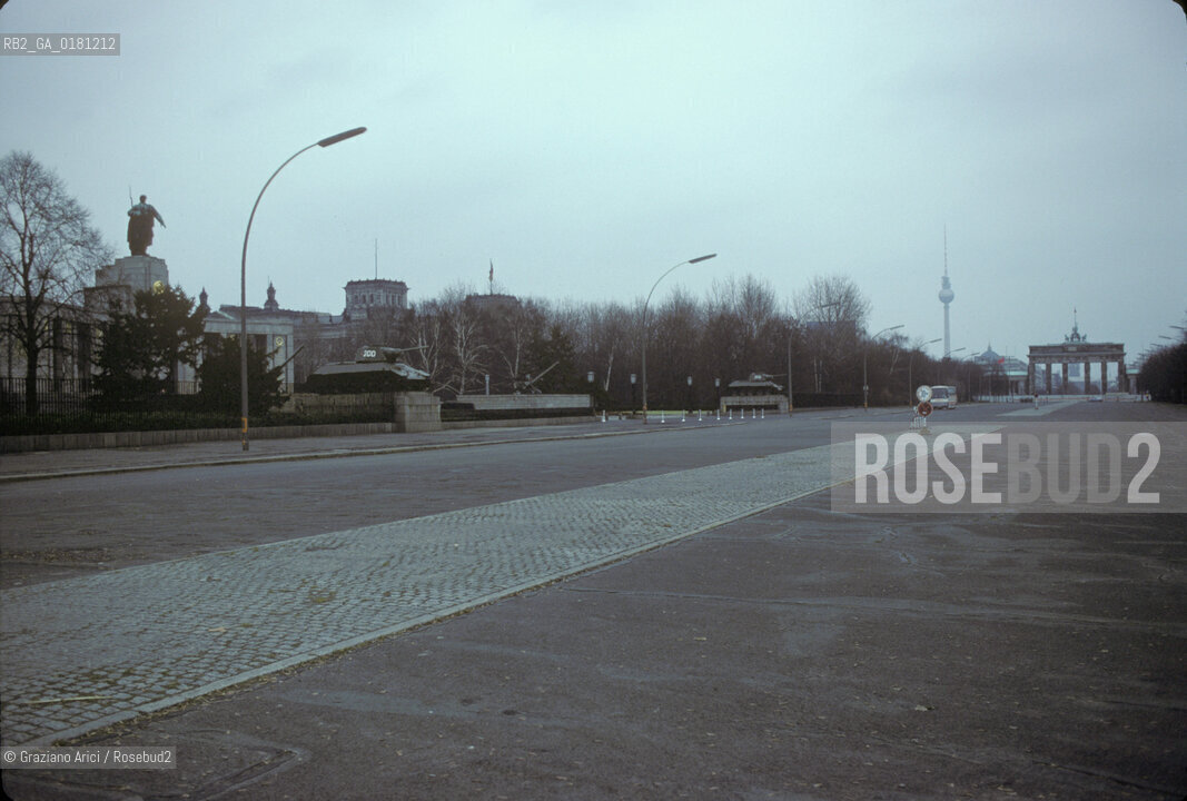 (GERMANIA) BERLINO 1984 : STRASSE DES 17. JUNI E MONUMENTO AL SOLDATO SOVIETICO    - ©Graziano Arici/Rosebud2 / GEO / PORTA DI BRANDEBURGO