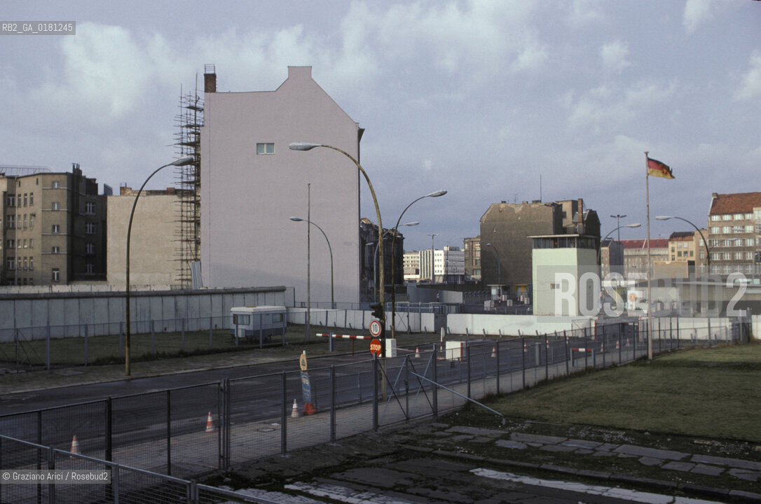 (GERMANIA) BERLINO 1984 : IL MURO AL CHECK-POINT CHARLIE    - ©Graziano Arici/Rosebud2 / GEO