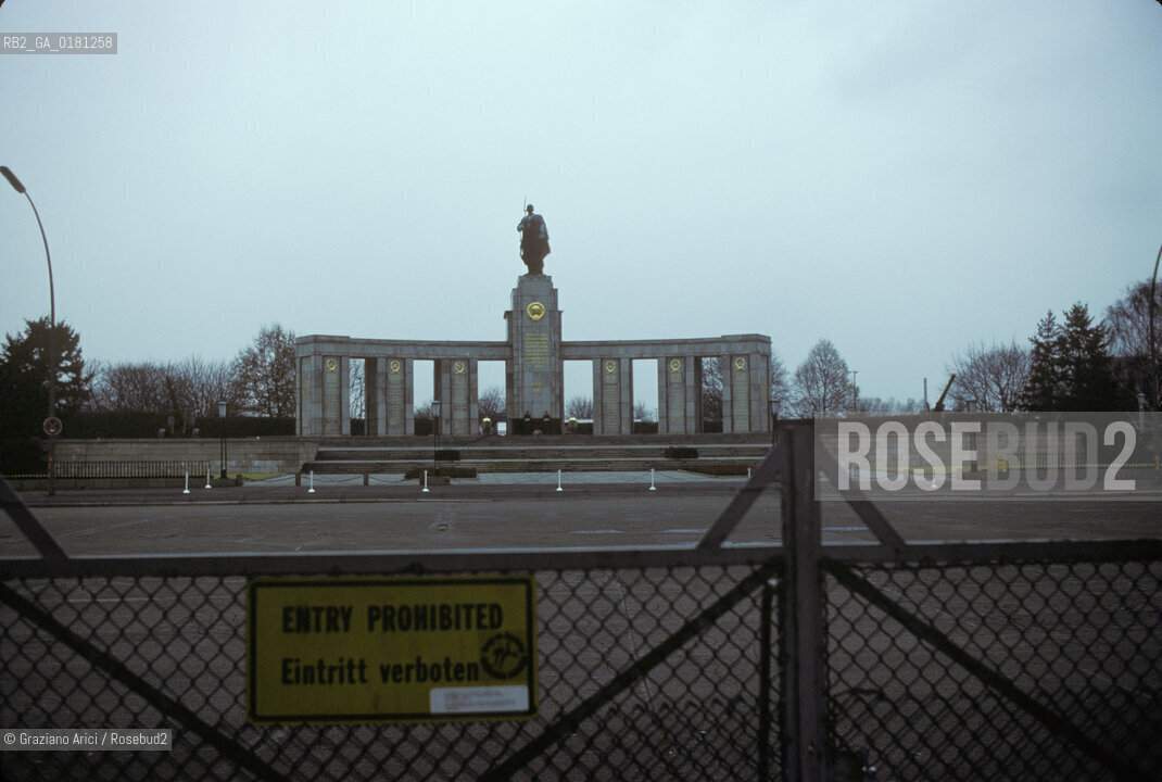 (GERMANIA) BERLINO 1984 : STRASSE DES 17. JUNI E MONUMENTO AL SOLDATO SOVIETICO    - ©Graziano Arici/Rosebud2 / GEO