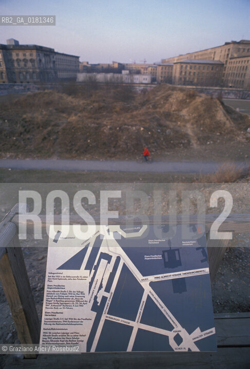 (GERMANIA) BERLINO 1989 : ASKANISCHER PLATZ : LA SEDE DELLA GHESTAPO  - ©Graziano Arici/Rosebud2 / GEO /