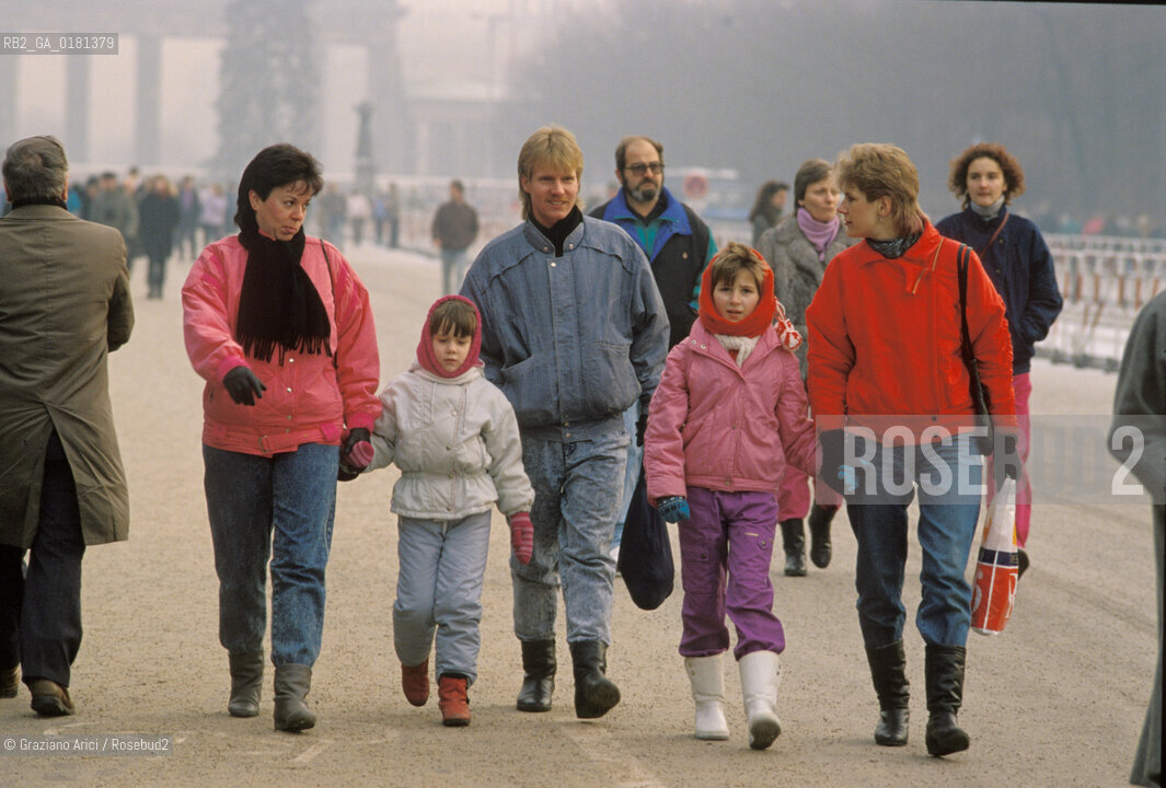 (GERMANIA) BERLINO 1989 :PULMANN DI PROPAGANDA STATALE PER I CITTADINI DELLEST NELLA STRASSE DES 17. JUNI- ©Graziano Arici/Rosebud2 / GEO