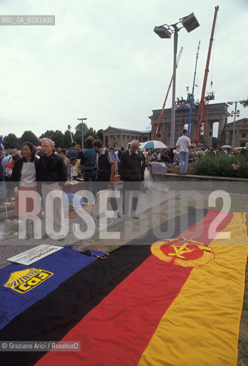 (GERMANIA) BERLINO 1991 :MERCATINO ALLA PORTA DI BRANDEBURGO     - ©Graziano Arici/Rosebud2 / GEO