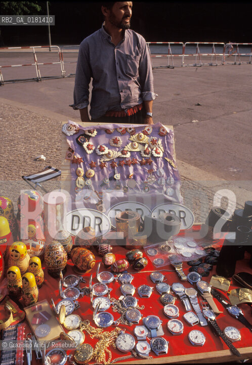 (GERMANIA) BERLINO 1991 :MERCATINO ALLA PORTA DI BRANDEBURGO     - ©Graziano Arici/Rosebud2 / GEO