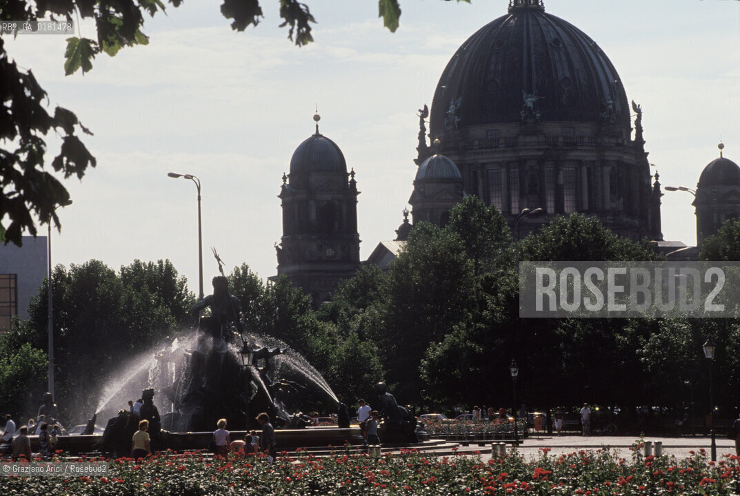 (GERMANIA) BERLINO EST 1989 :LA FONTANA DI NETTUNO E IL DUOMO - ©Graziano Arici/Rosebud2 / GEO