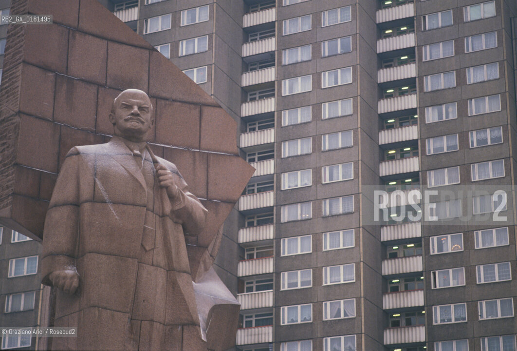 (GERMANIA) BERLINO EST 1989  : STATUA NELLA LENINALLEE - ©Graziano Arici/Rosebud2 / GEO